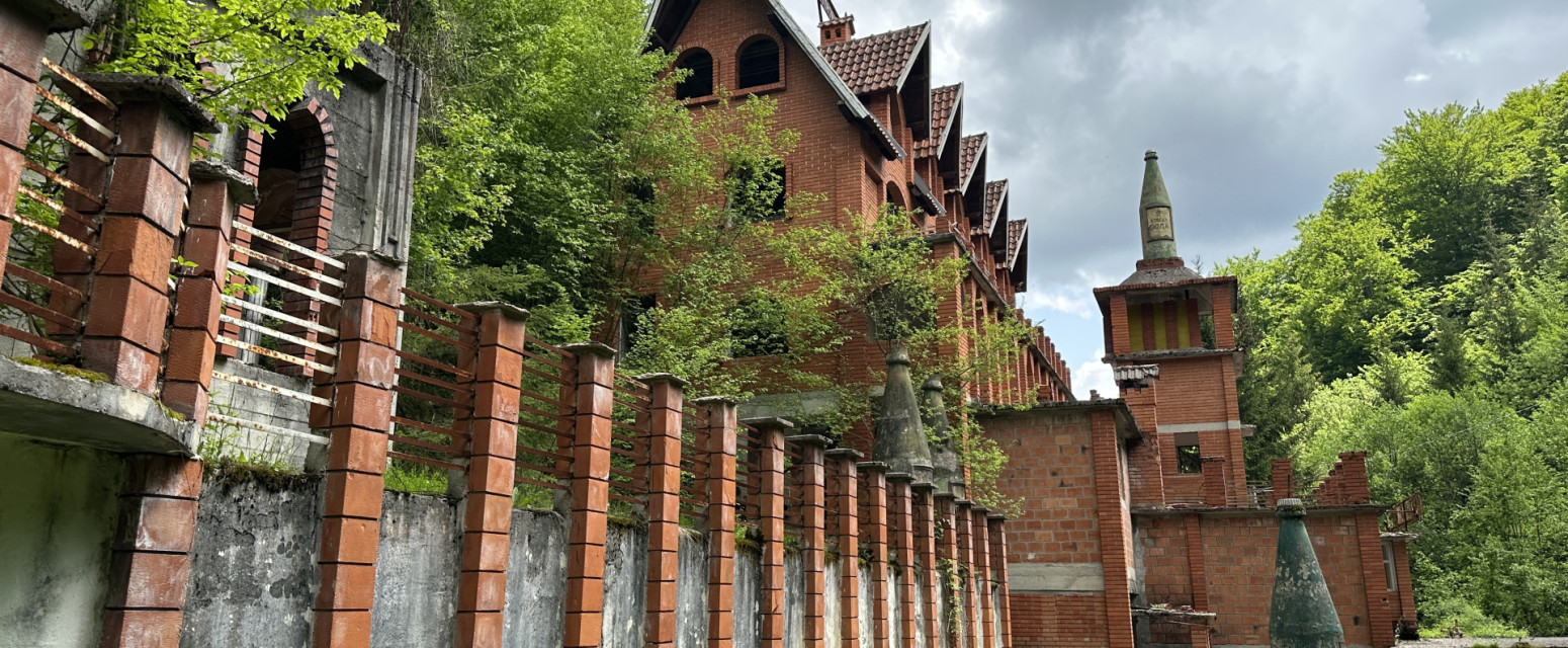 Misteriozni dvorac na pet spratova okružen lekovitim izvorima usred srpske šume FOTO