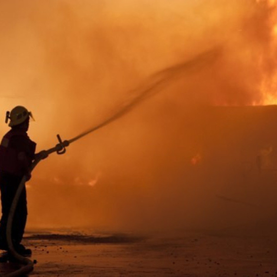 Požar u Batajnici: Zapalio se voz; Svi putnici evakuisani, nema povređenih VIDEO