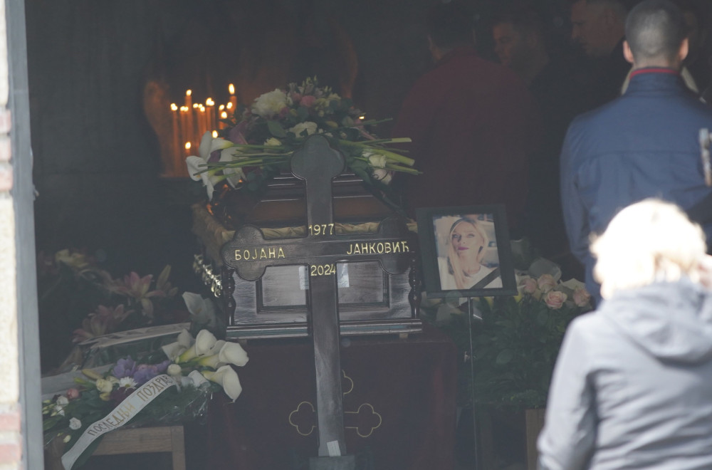 Potresne scene na sahrani Bojane Janković: Sestra u suzama, stigao veliki broj poznatih FOTO
