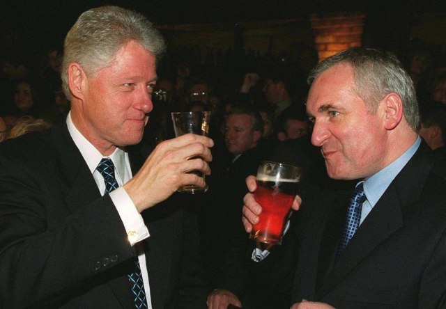 Bil Klinton (levo) sa Ahernom (desno) EPA PHOTO / POOL-MAXWELL